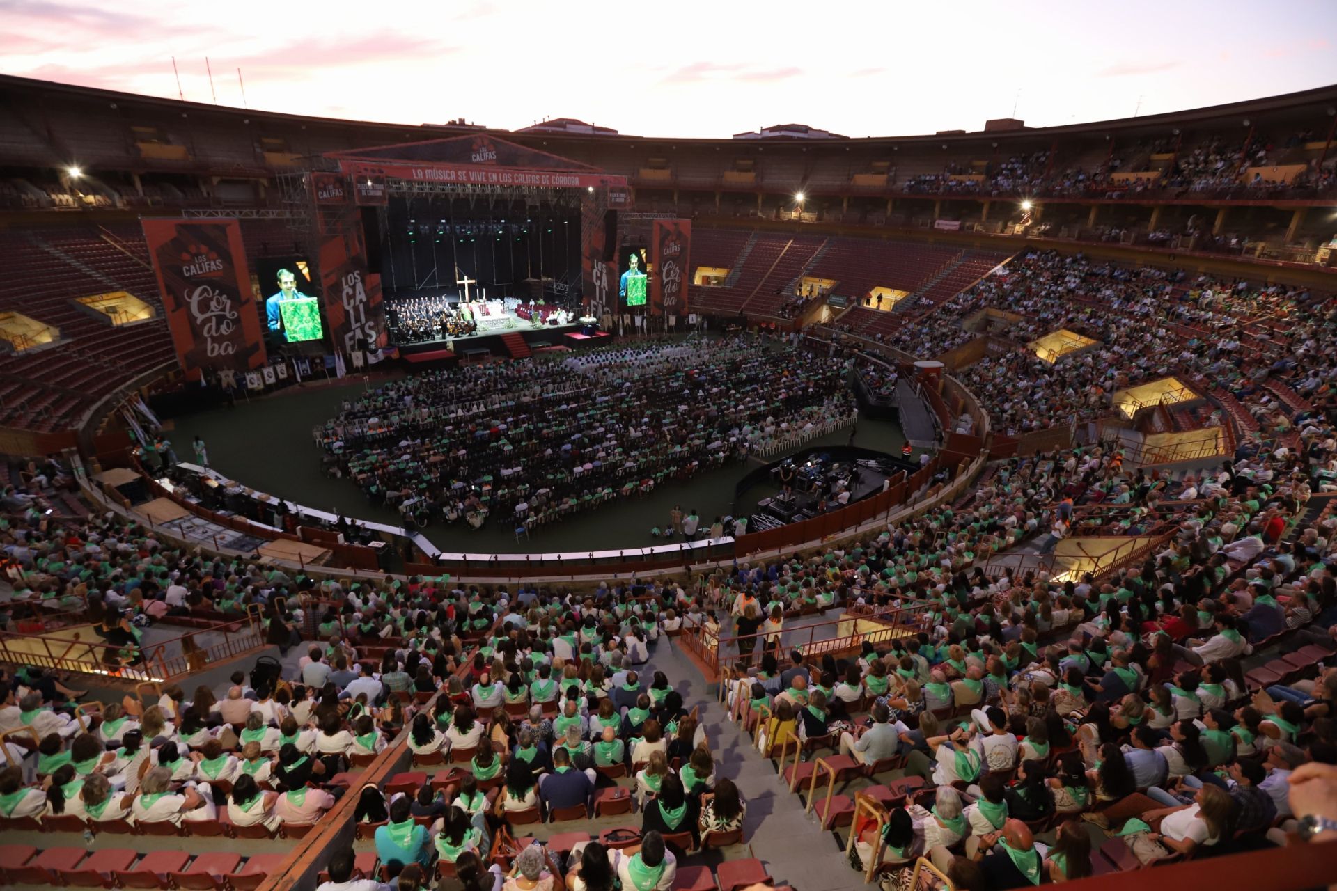 La multitudinaria procesión y la misa con Jesús Sacramentado en la Plaza de toros de Córdoba, en imágenes