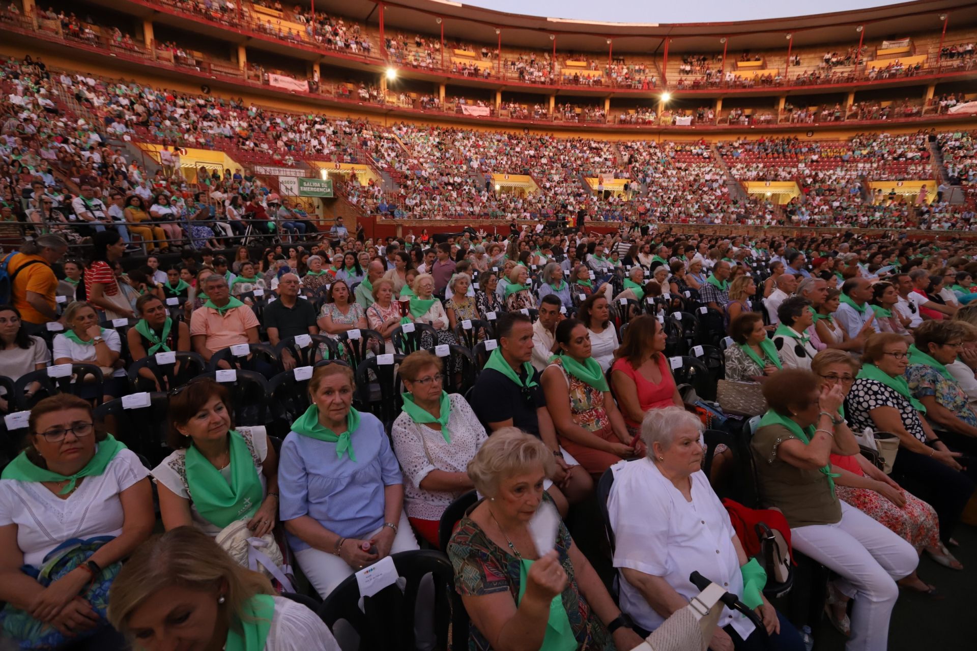 La multitudinaria procesión y la misa con Jesús Sacramentado en la Plaza de toros de Córdoba, en imágenes