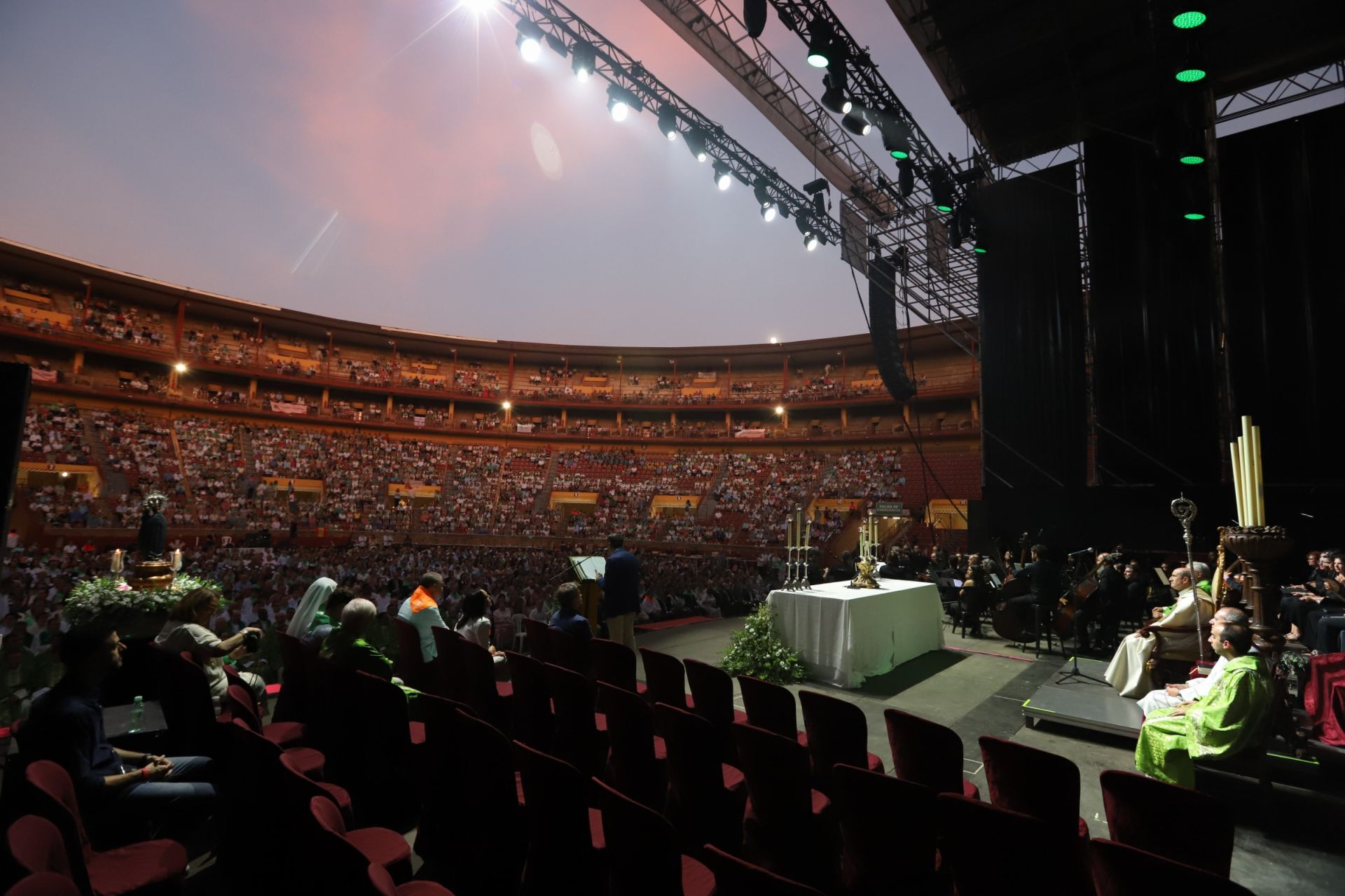 La multitudinaria procesión y la misa con Jesús Sacramentado en la Plaza de toros de Córdoba, en imágenes
