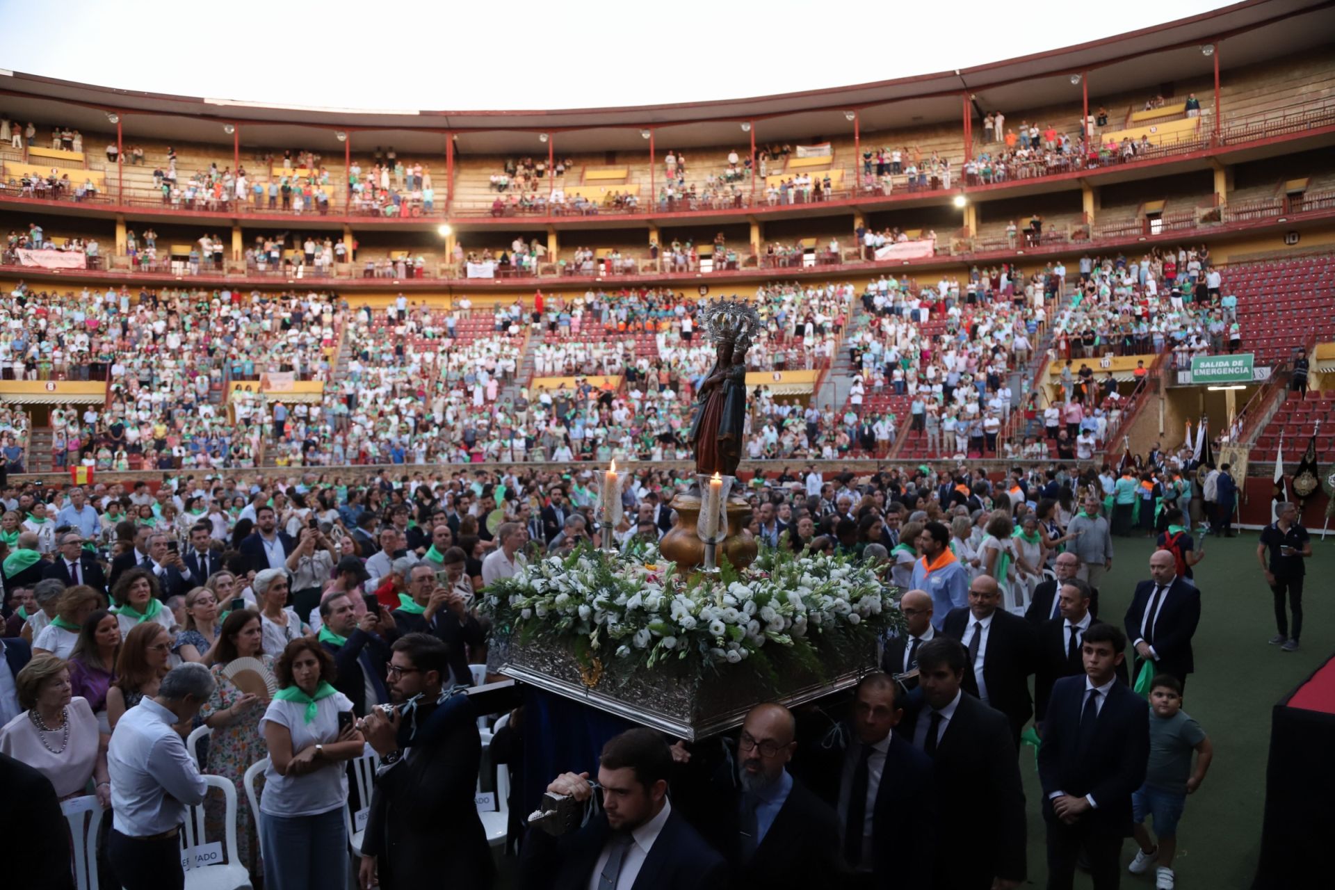 La multitudinaria procesión y la misa con Jesús Sacramentado en la Plaza de toros de Córdoba, en imágenes