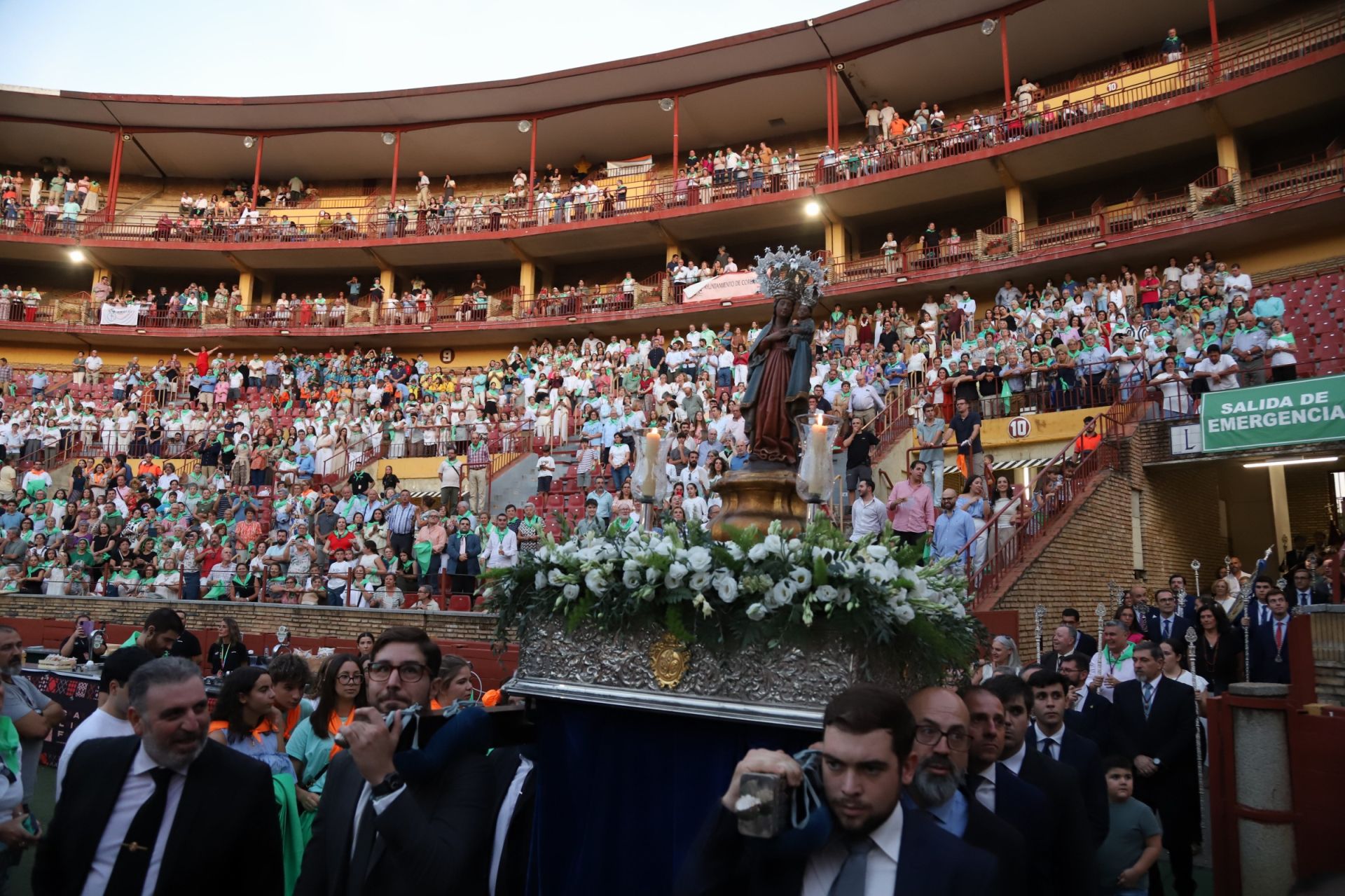 La multitudinaria procesión y la misa con Jesús Sacramentado en la Plaza de toros de Córdoba, en imágenes