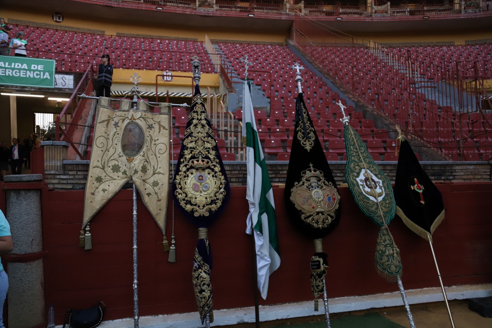 La multitudinaria procesión y la misa con Jesús Sacramentado en la Plaza de toros de Córdoba, en imágenes