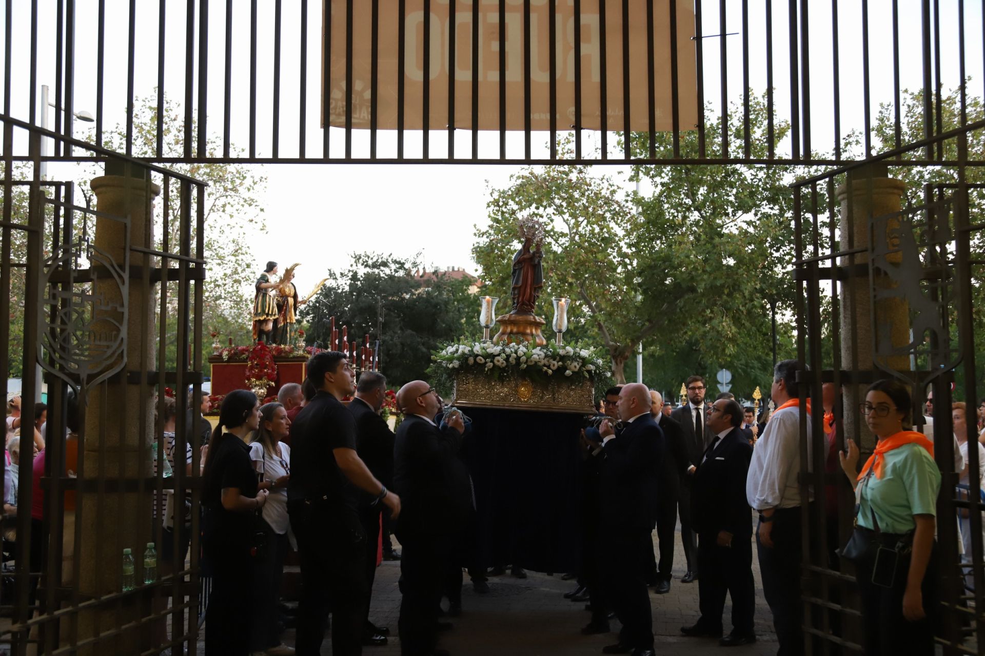 La multitudinaria procesión y la misa con Jesús Sacramentado en la Plaza de toros de Córdoba, en imágenes