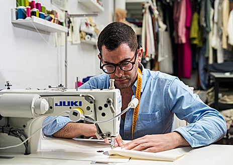 Imagen secundaria 1 - Baro Lucas, en su taller de Tordesilals