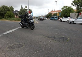 Muere un motorista en Jaén al caerse en una circunvalación