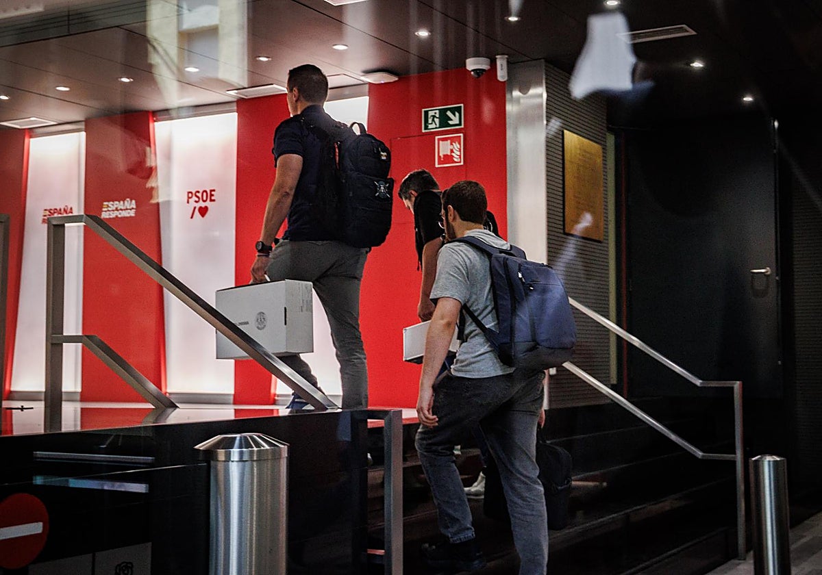 La Unidad Central Operativa (UCO) de la Guarida Civil en la sede del PSOE en la calle Ferraz, Madrid