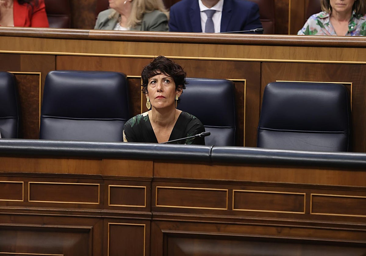 La ministra de Migraciones, Elma Saiz, en el Congreso