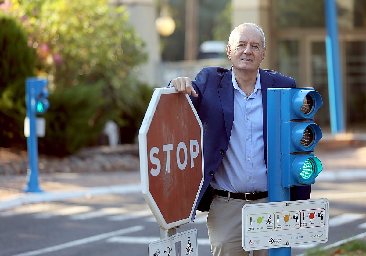 El ex jefe de la Policía Local de Córdoba, Antonio Serrano, posa par ABC en el parque infantil de tráfico