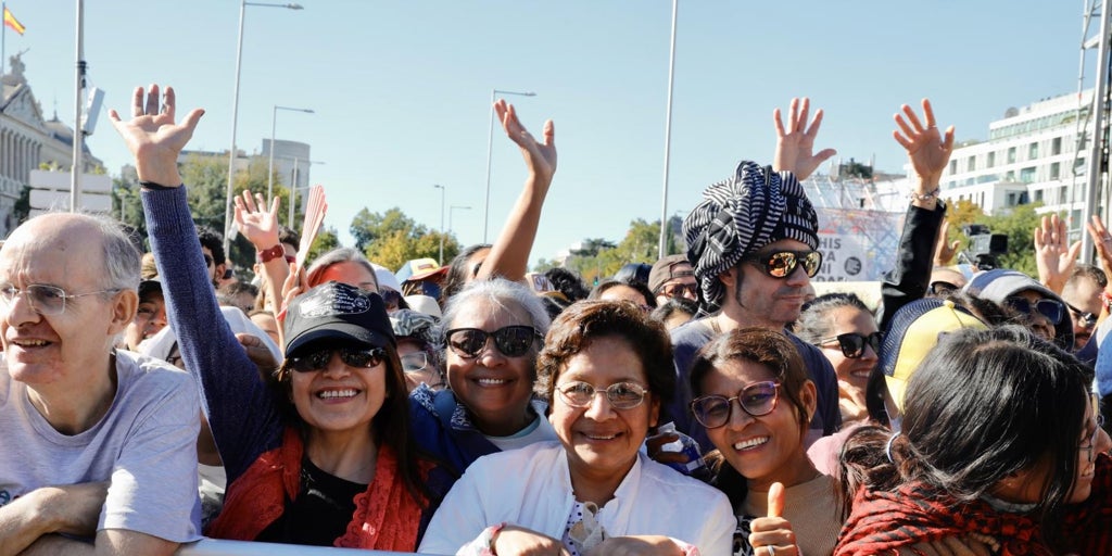 Avalancha de acentos en Colón por la fiesta de la Hispanidad: «Llevo más de 6 horas esperando para ver a Gloria Estefan»