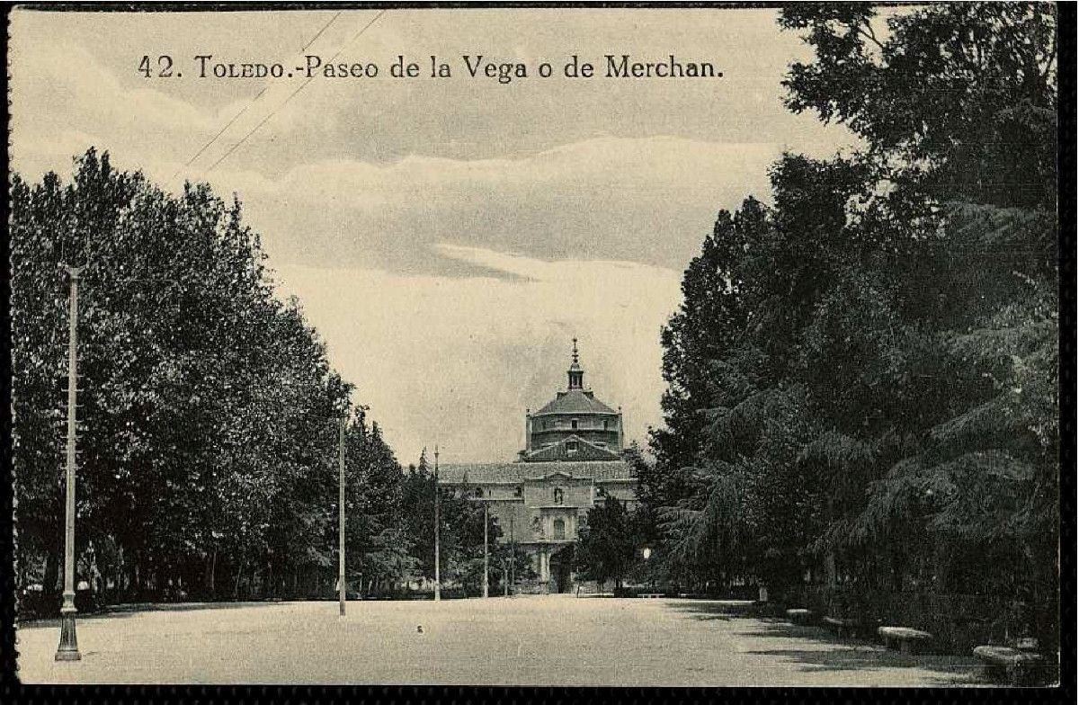 Salón central del parque de la Vega, al fondo, la fachada del Hospital de Tavera. Destaca la frondosa arboleda de los corpulentos plátanos de sombra, además de tilos, olmos, pinos o cedros del Líbano. Postal editada por Grafos hacia 1912. Archivo Municipal de Toledo