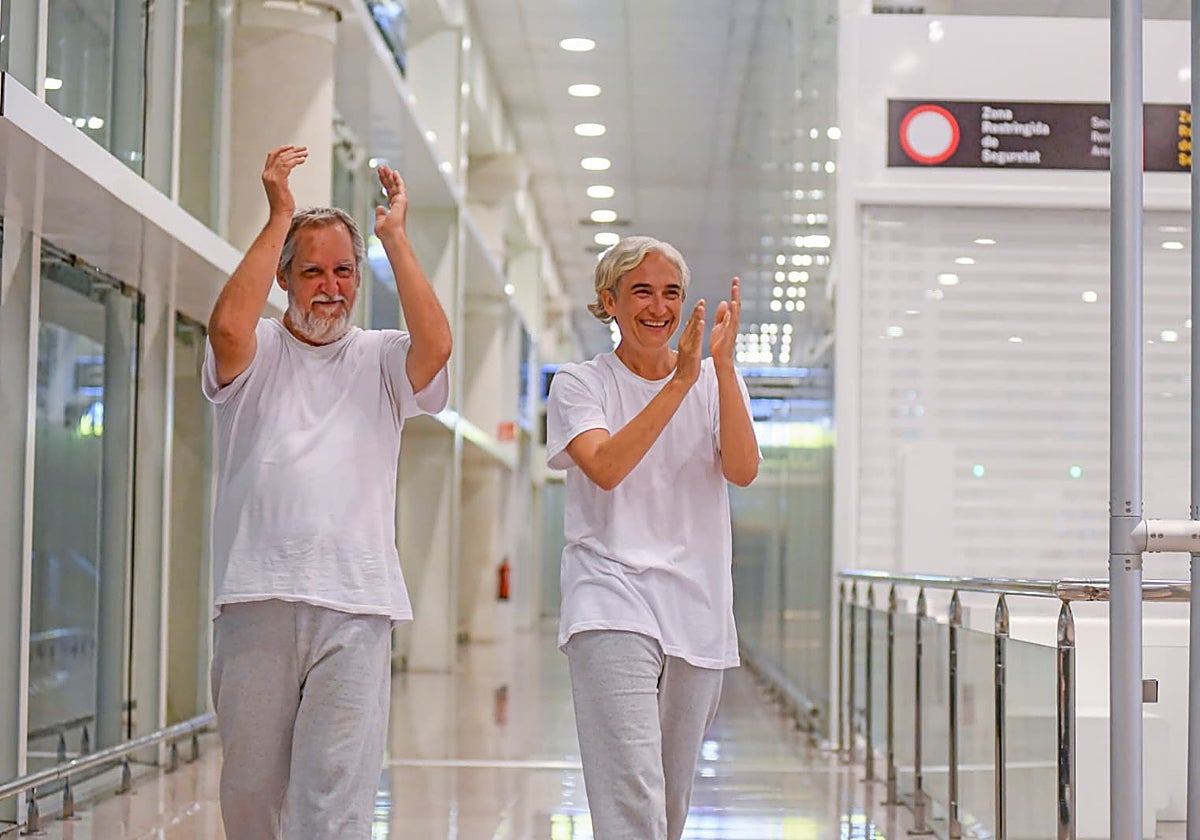 Ada Colau, y Jordi Coronas, a su llegada al aeropuerto de Barcelona, este domingo por la noche