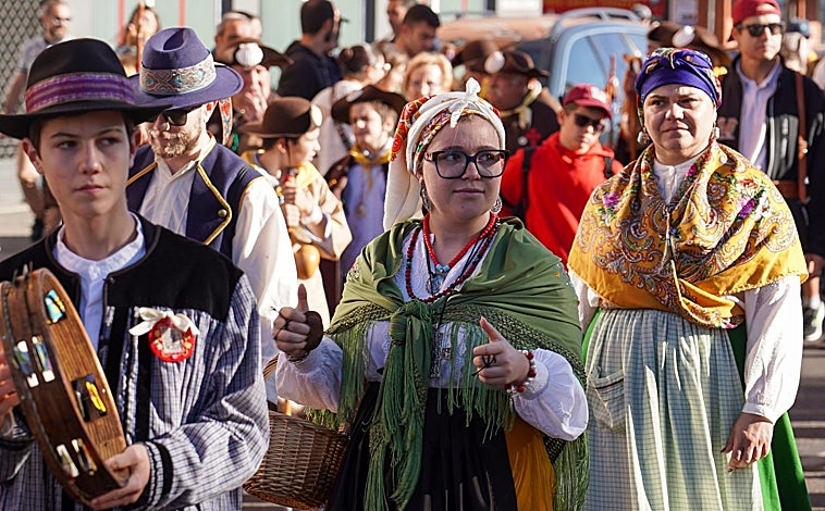 Imagen principal - León honra a San Froilán: Miles de devotos cumplen la tradición en La Virgen del Camino