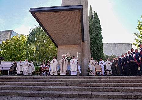 Imagen secundaria 1 - León honra a San Froilán: Miles de devotos cumplen la tradición en La Virgen del Camino