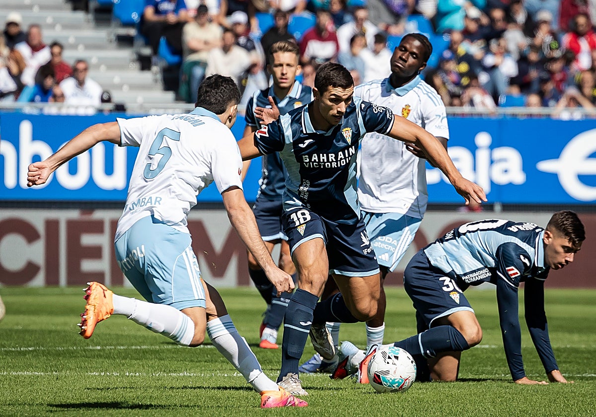 Adrián Fuentes intenta marcharse de la defensa del Zaragoza