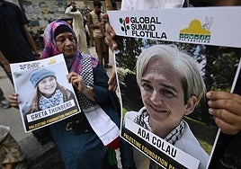 Colau, entre los 21 de la Flotilla que regresan a España este domingo