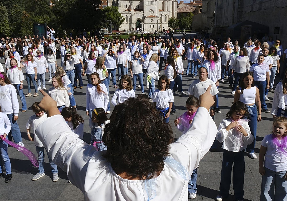 Cerca de 200 personas han participado este domingo en Valladolid un homenaje a Concha Velasco