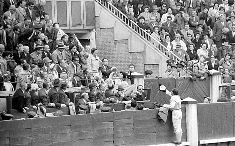 Imagen principal - Arriba, Conchita Cintrón ante el toro que le brinda Antonio Bienvenida en 1959. Abajo, izq., con una de sus pinturas en la exposición que hizo en 2006 en Madrid. Dcha, en una fiesta campera en 1940 con un acompañante de excepción: Don Juan de Borbón 