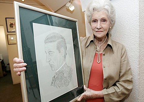 Imagen secundaria 1 - Arriba, Conchita Cintrón ante el toro que le brinda Antonio Bienvenida en 1959. Abajo, izq., con una de sus pinturas en la exposición que hizo en 2006 en Madrid. Dcha, en una fiesta campera en 1940 con un acompañante de excepción: Don Juan de Borbón 