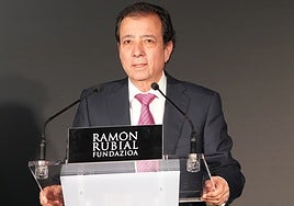 Juanma Moreno y María Jesús Montero trasladan sus condolencias por la muerte de Fernández Vara