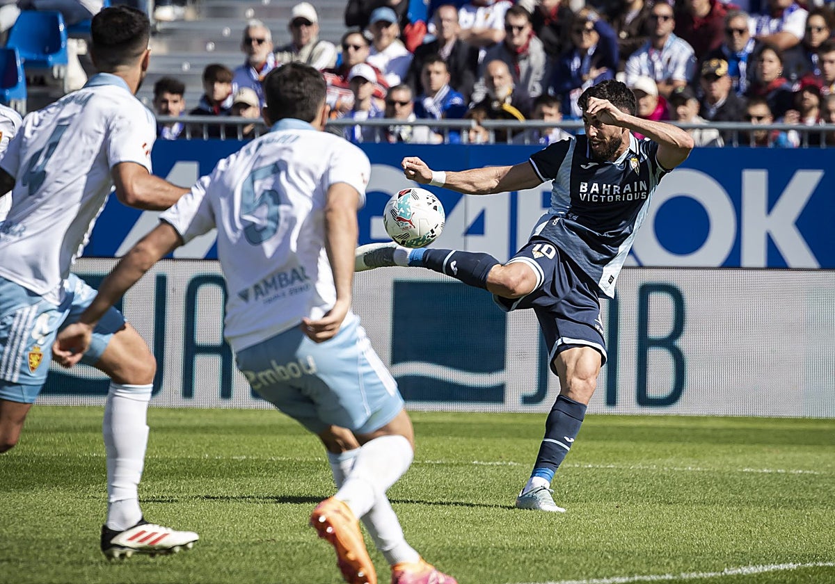 Jacobo intenta conectar un disparo en el Zaragoza-Córdoba, disputado esta tarde