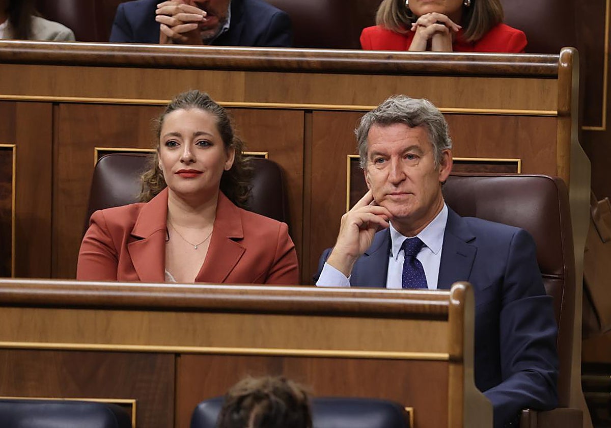 Feijóo y su portavoz parlamentaria, Ester Muñoz, en la última sesión de control al Gobierno en el Congreso
