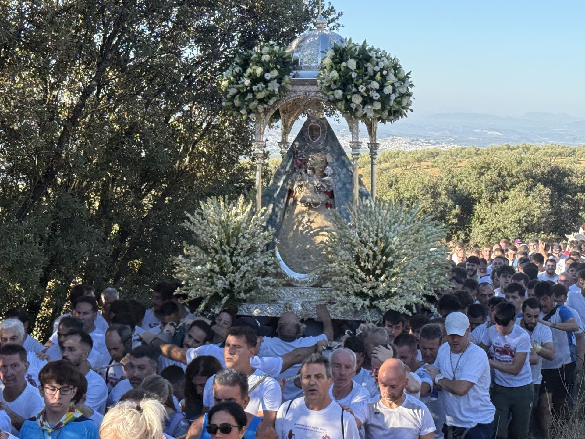 En imágenes, el devocional regreso de la Virgen de la Sierra de Cabra a su santuario