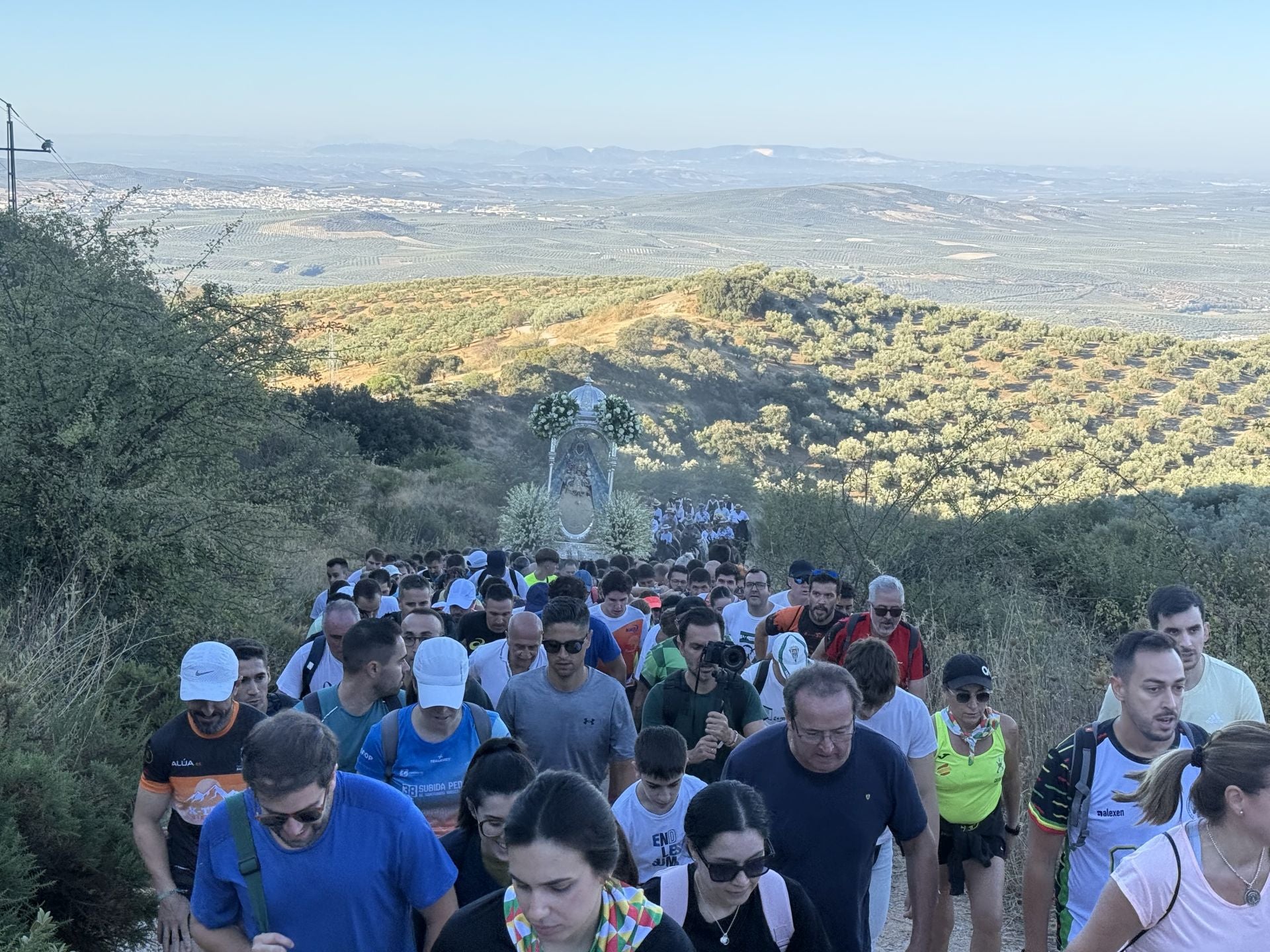En imágenes, el devocional regreso de la Virgen de la Sierra de Cabra a su santuario