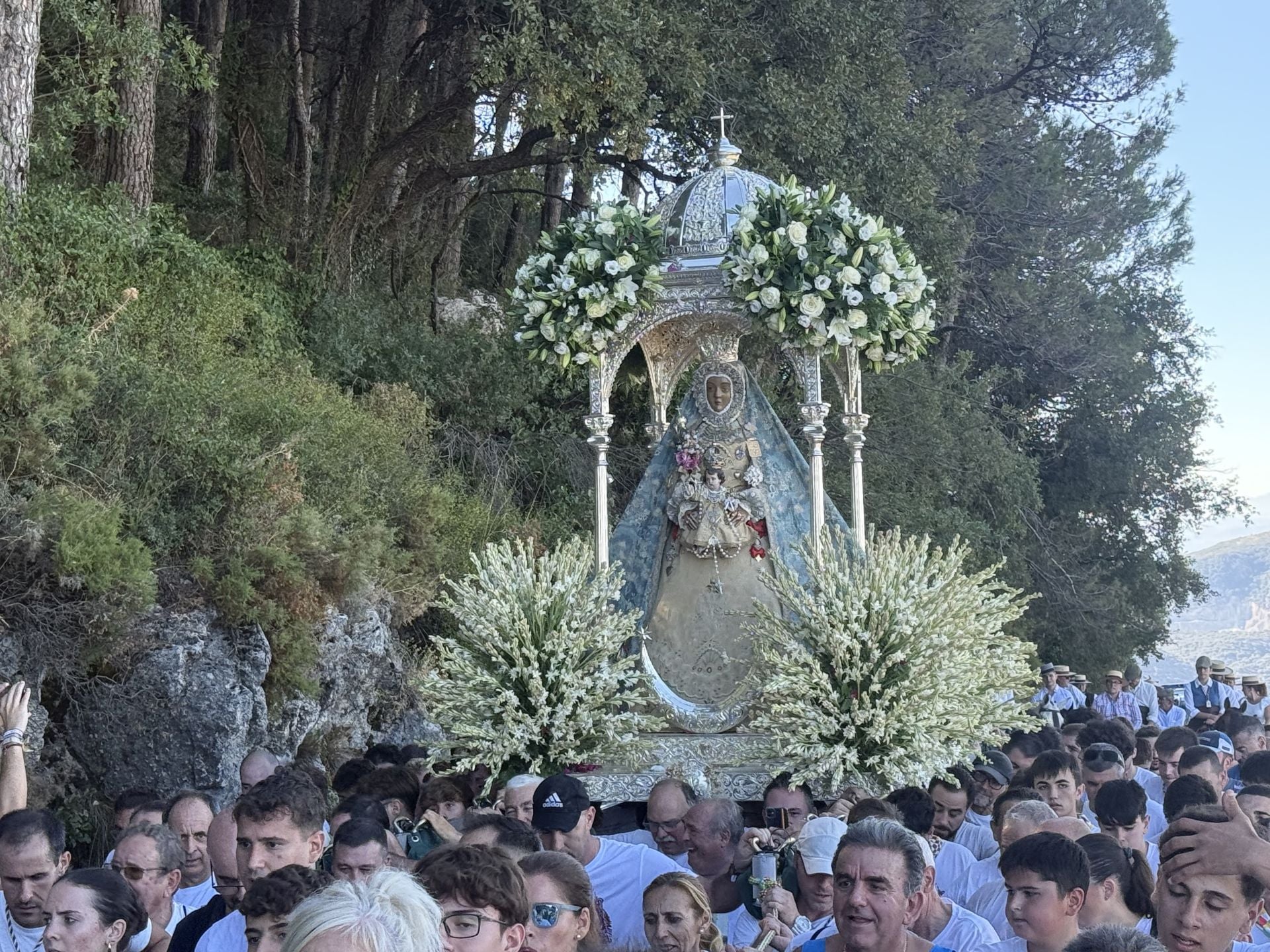 En imágenes, el devocional regreso de la Virgen de la Sierra de Cabra a su santuario
