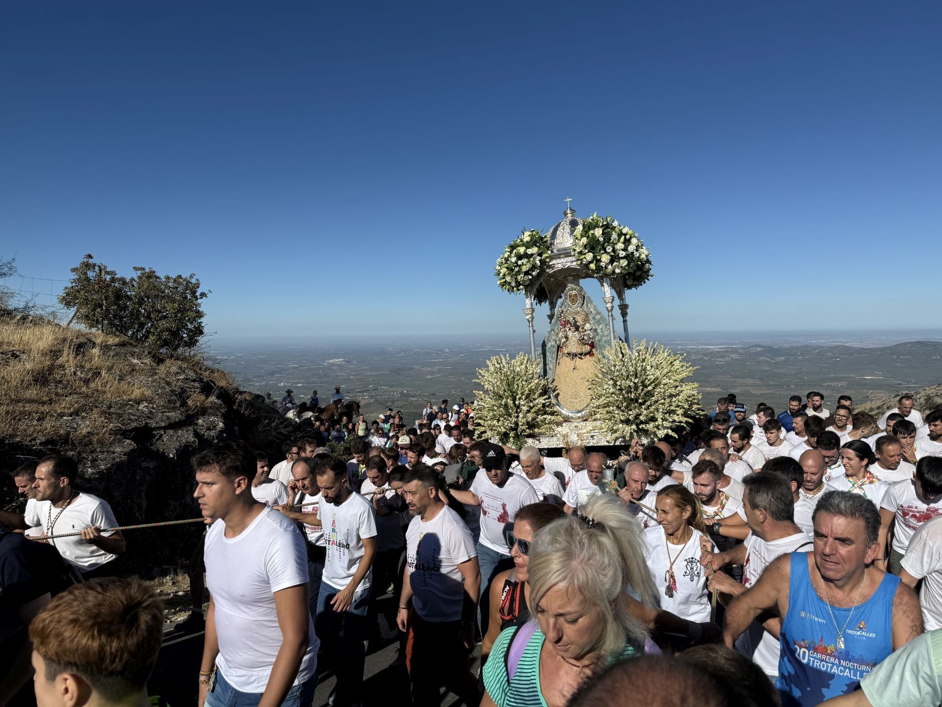 En imágenes, el devocional regreso de la Virgen de la Sierra de Cabra a su santuario