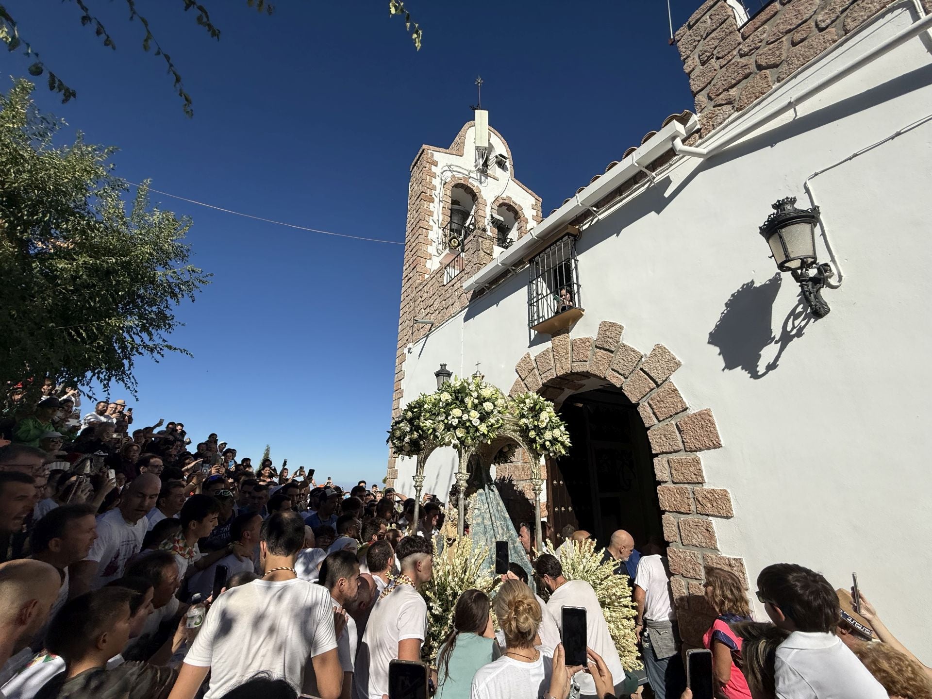 En imágenes, el devocional regreso de la Virgen de la Sierra de Cabra a su santuario