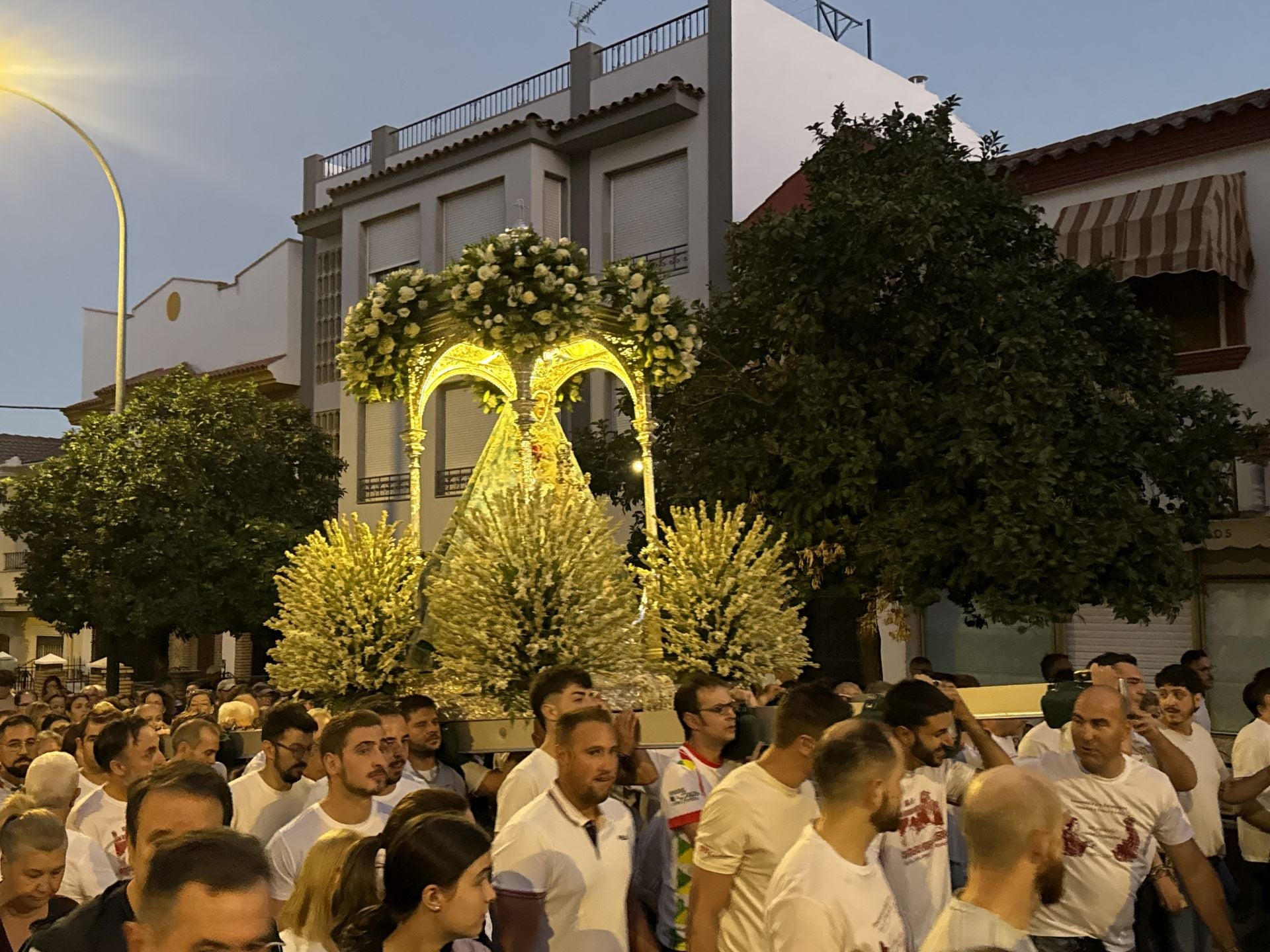 En imágenes, el devocional regreso de la Virgen de la Sierra de Cabra a su santuario