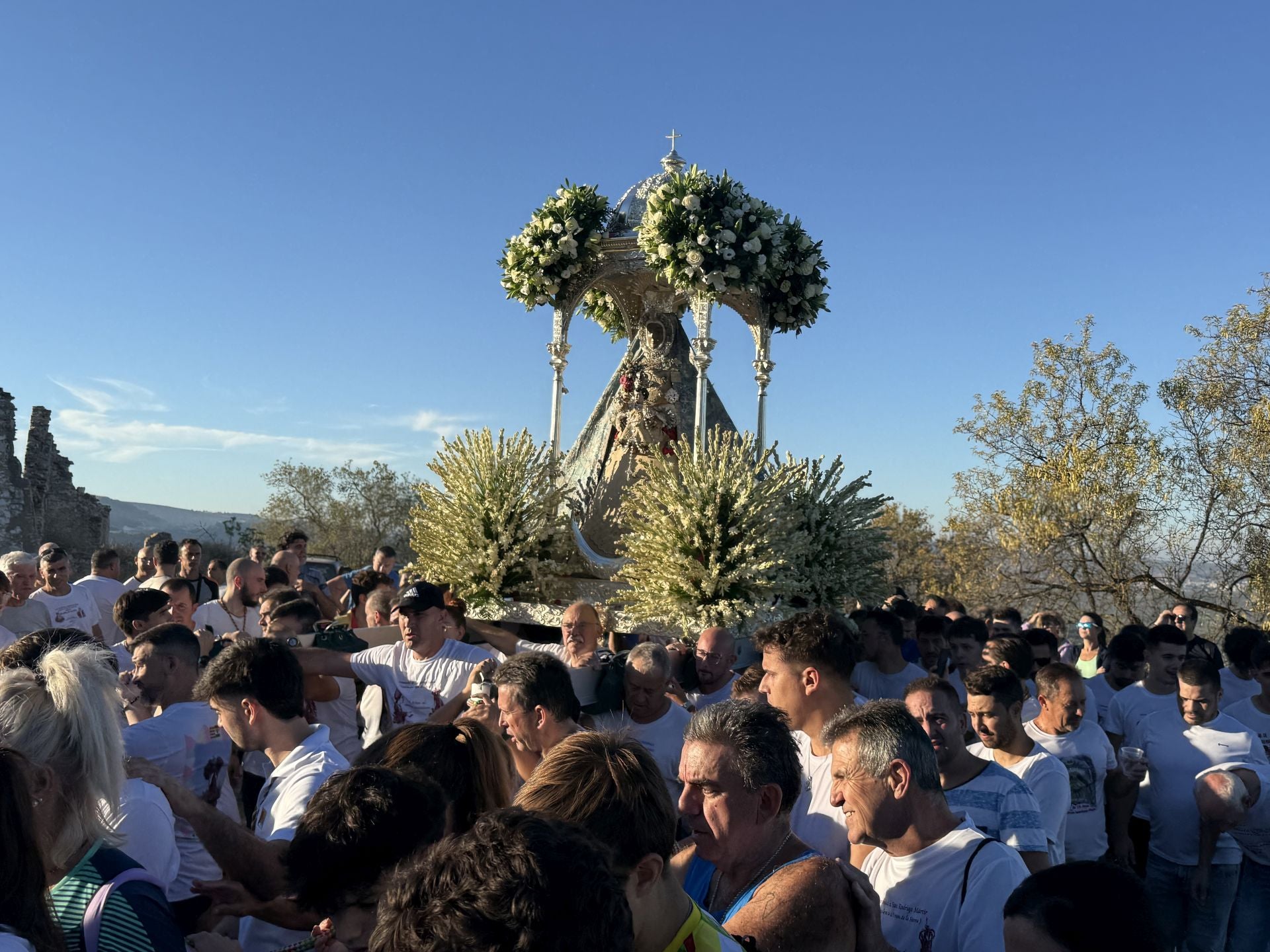 En imágenes, el devocional regreso de la Virgen de la Sierra de Cabra a su santuario