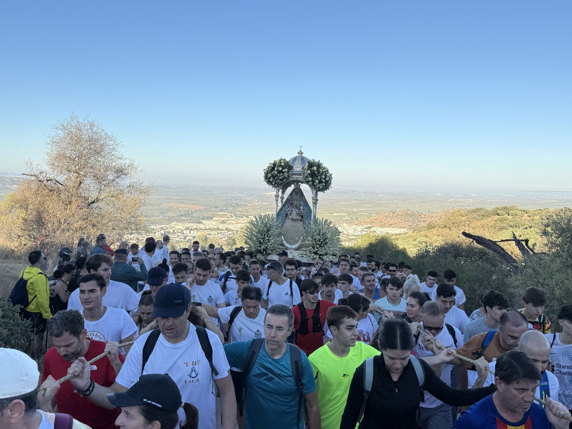 En imágenes, el devocional regreso de la Virgen de la Sierra de Cabra a su santuario