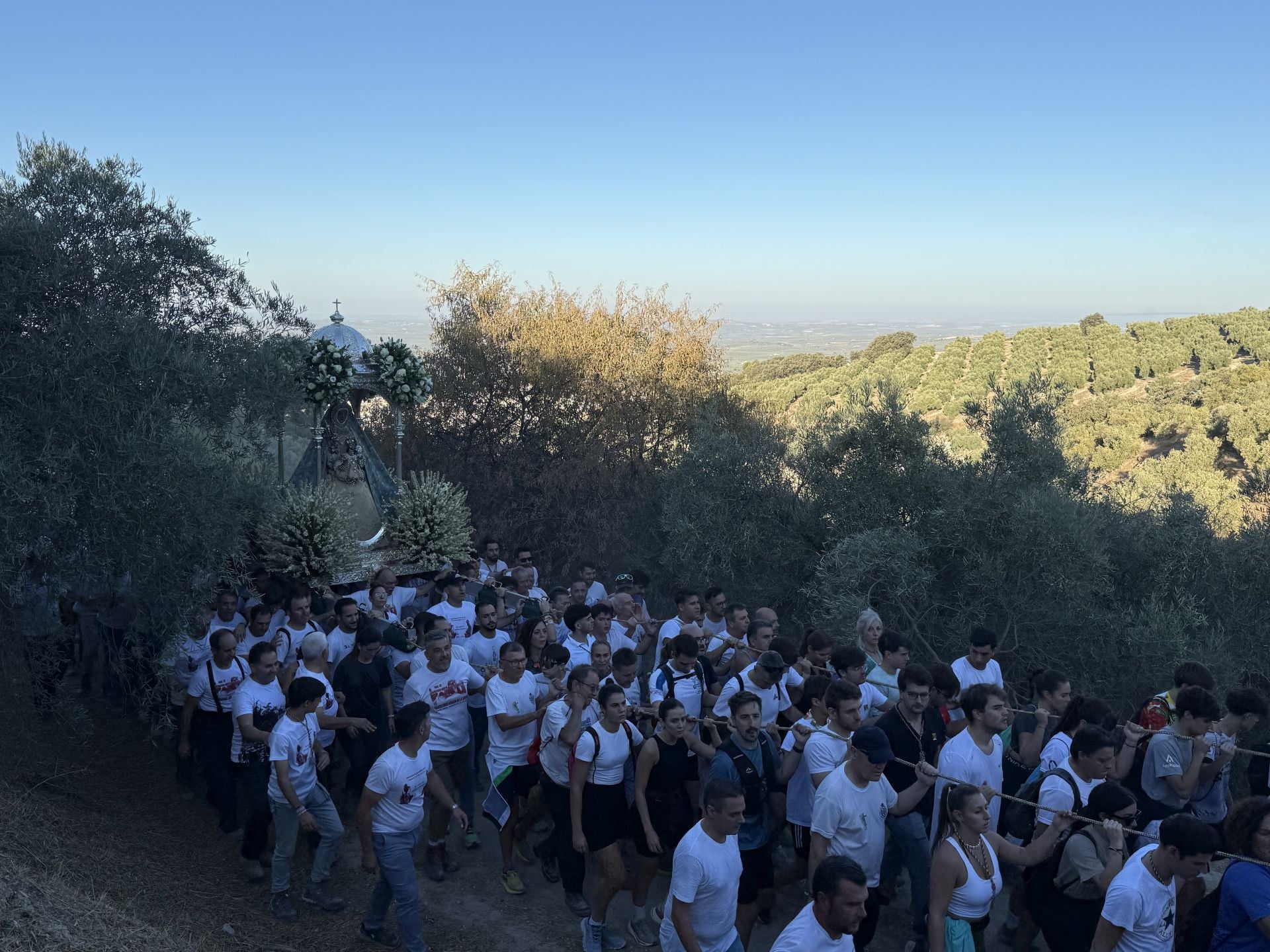 En imágenes, el devocional regreso de la Virgen de la Sierra de Cabra a su santuario