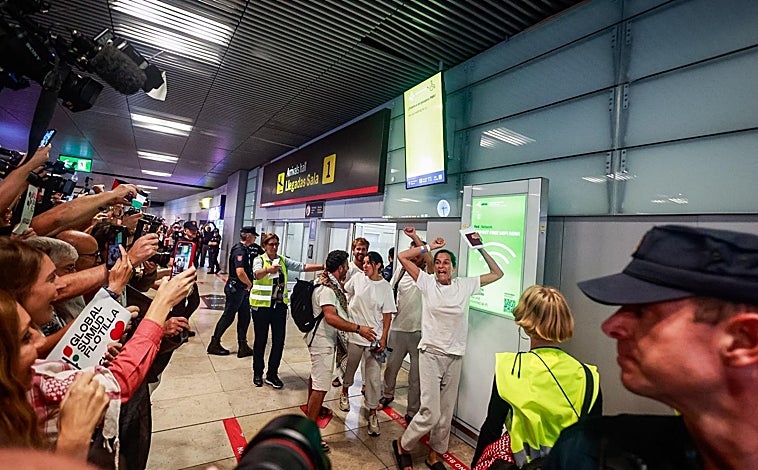 Imagen principal - Aterrizan los primeros 21 españoles repatriados de la Flotilla de Gaza: «Nos han vejado y humillado»