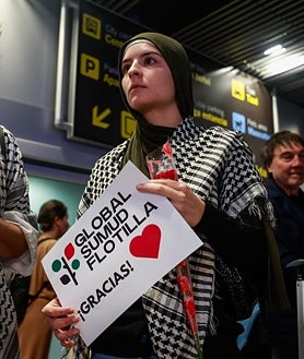 Imagen secundaria 2 - Aterrizan los primeros 21 españoles repatriados de la Flotilla de Gaza: «Nos han vejado y humillado»