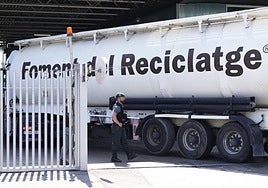 Muere un trabajador mientras limpiaba la chimenea de una incineradora en Sant Adrià (Barcelona)