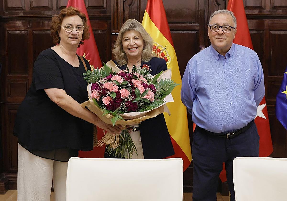 La delegada de Economía, Innovación y Hacienda, Engracia Hidalgo, con representantes de la Asociación de Vendedores Profesionales de Prensa de Madrid (AVPPM)