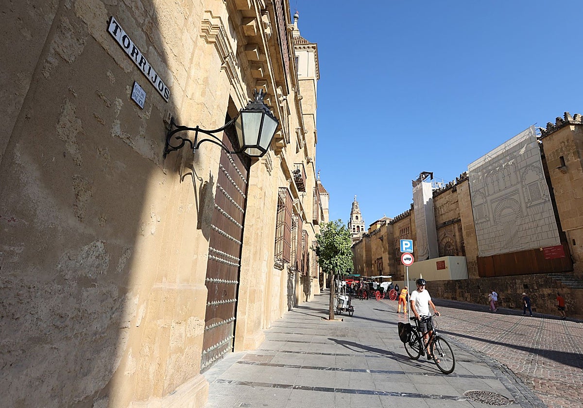 Calle Torrijos, por donde pasarán todas las cofradías