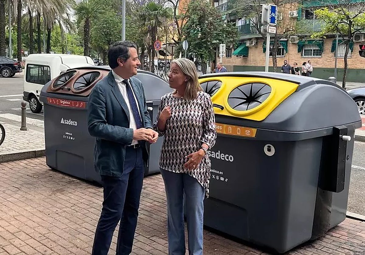 El alcalde y la presidenta de Sadeco en el estreno de los nuevos contenedores