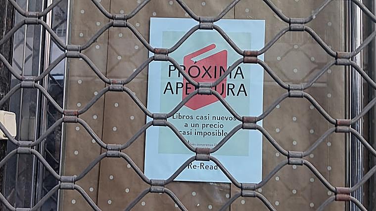 Detalle de uno de los carteles que anuncian la apertura de Re-Read en un local de Doce de Octubre