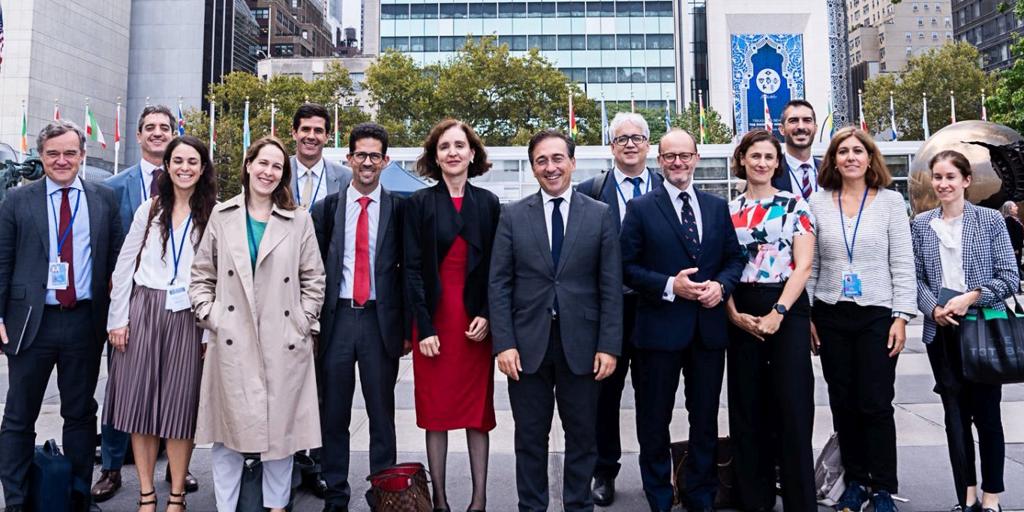 Albares aísla a los diplomáticos y gobierna Exteriores con el PSOE