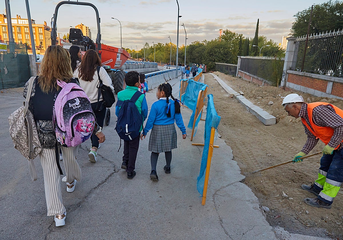 Janet y Luz junto a sus hijos en la ruta al colegio