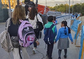 La odisea de las familias para llegar al cole por las obras de la A-5: «Tardamos el triple en dejar a los niños»
