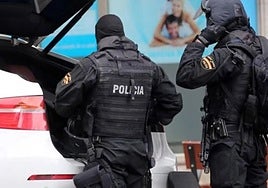 Medalla al policía al que dispararon los narcos y salvó la vida por el chaleco antibalas