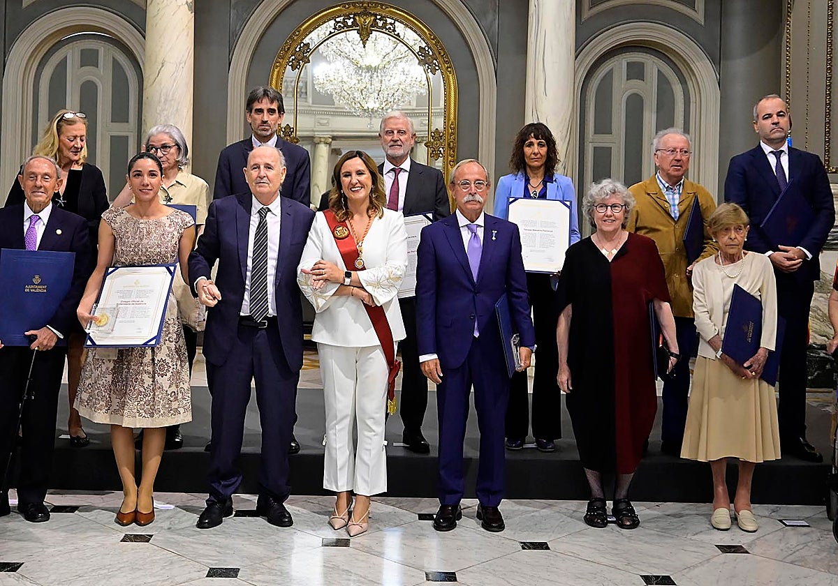 Imagen de la alcaldesa de Valencia, María José Catalá, con los galardonados