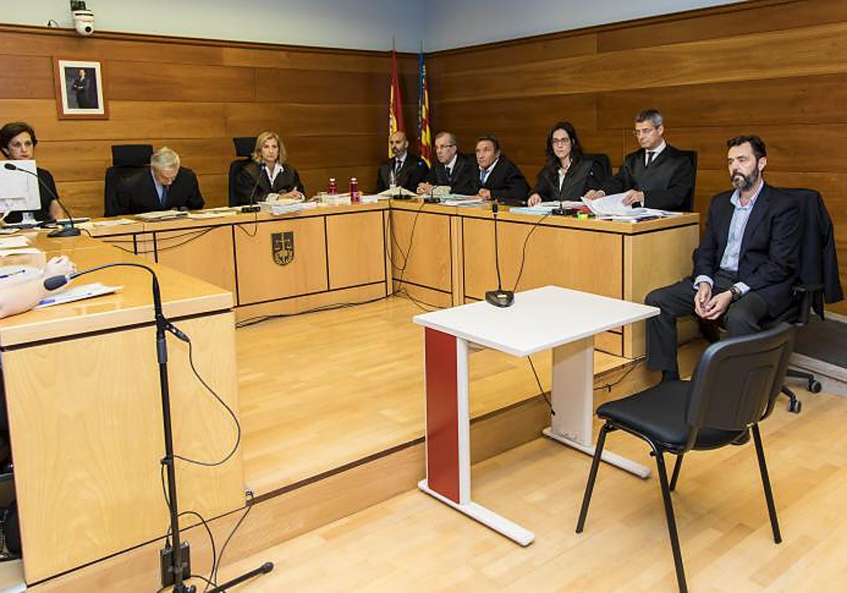 Un momento del juicio con tribunal de jurado en Alicante, en 2019, y el único acusado (derecha) por el asesinato de María del Carmen Martínez, la viuda del expresidente de la CAM Vicente Sala