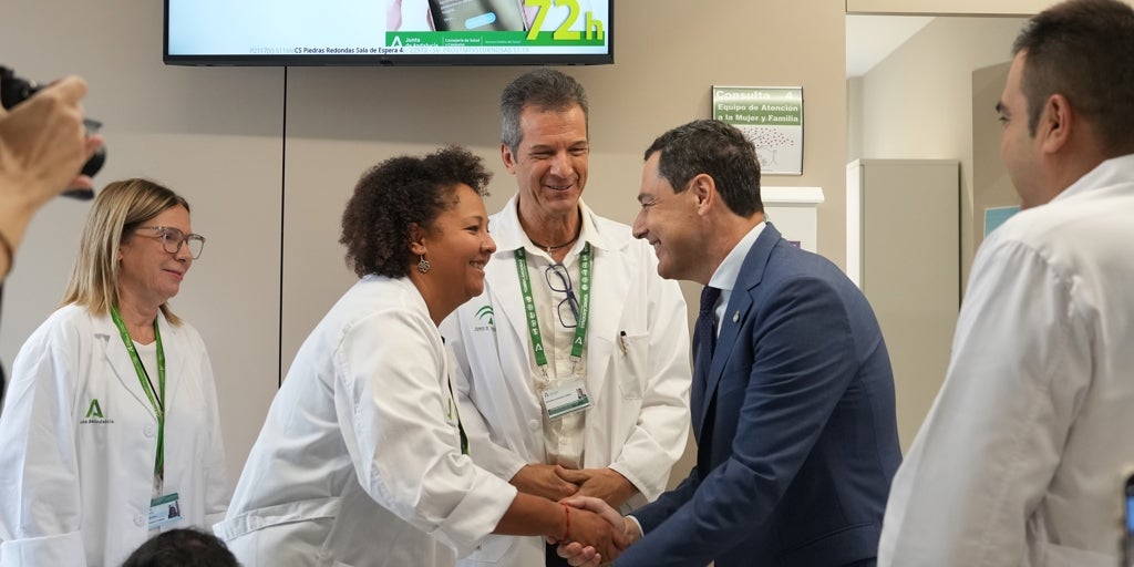 Juanma Moreno inaugura un centro de salud en Almería que estaba pendiente desde hace 15 años