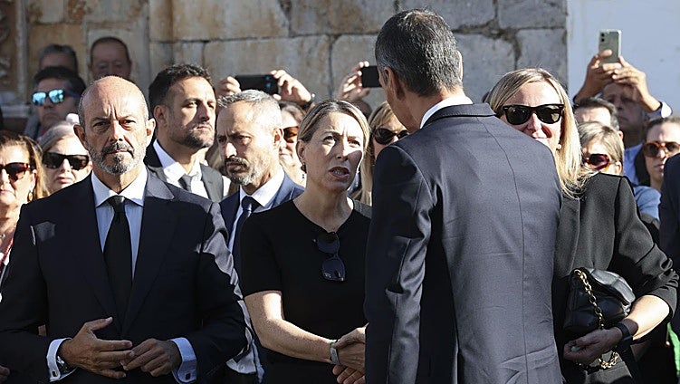 El Gobierno que abandonó a Lambán se vuelca en el último adiós a Fernández Vara