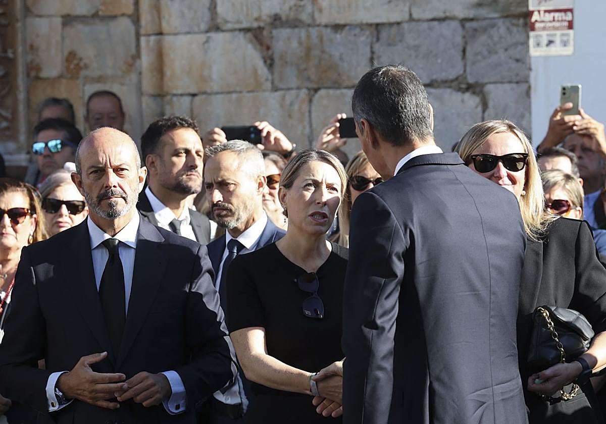Pedro Sánchez saluda a la presidenta extremeña, María Guardiola